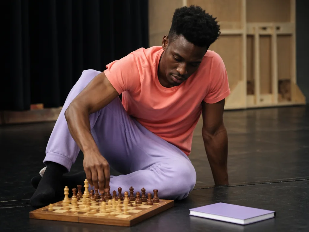 Joueurs d'échecs sur scène, la partie continue sous les projecteurs